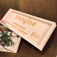 John Lennons "Imagine" Worte graviert auf einem Holztablett